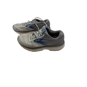 Brooks Dyad 11 women’s running shoes in gray, white, and blue.